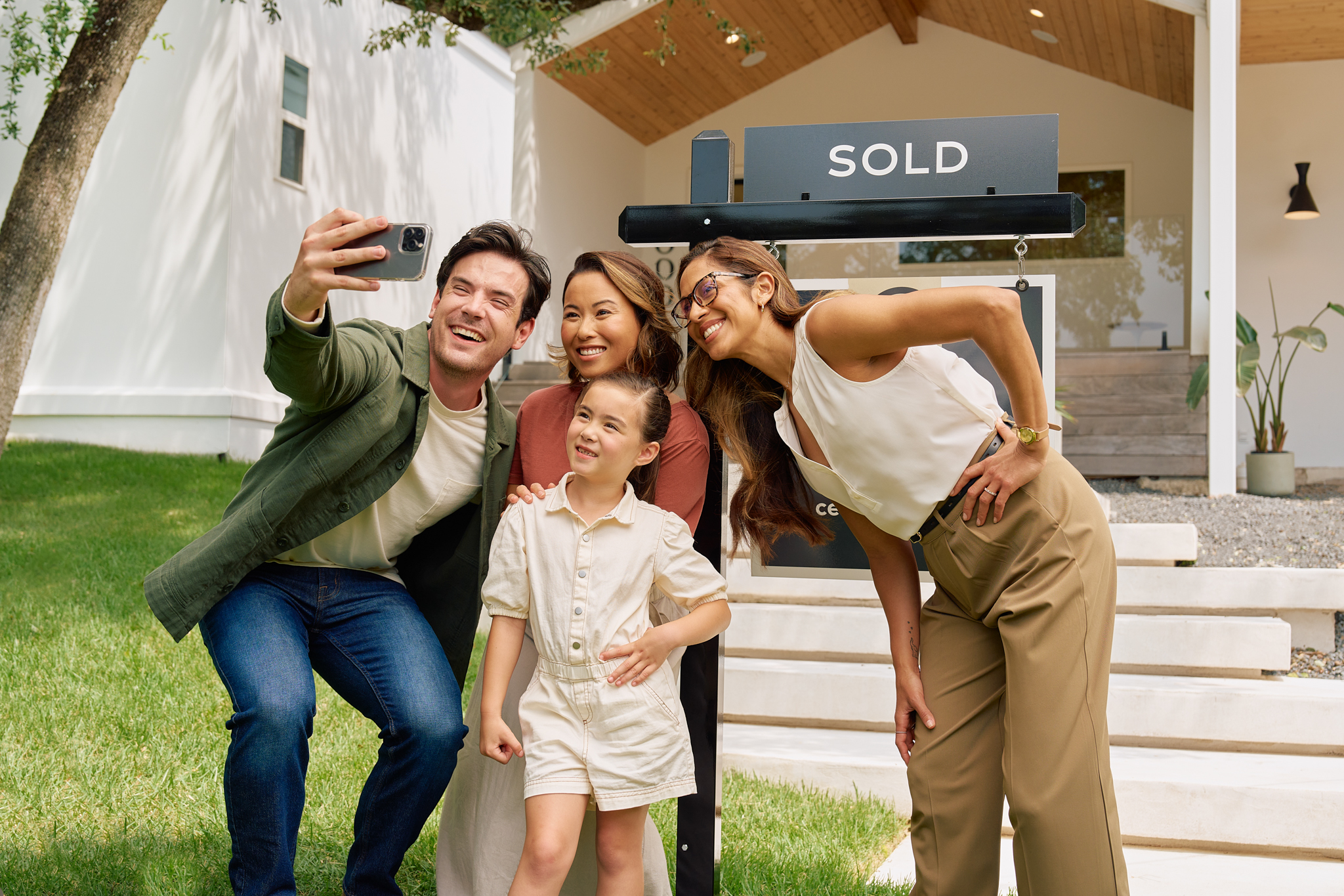 C21_Stills_Exterior_Agent Family1_081524